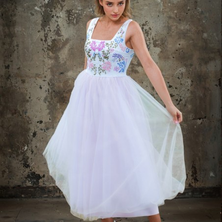 Femme posant en robe en tulle et lin, confection artisanale française