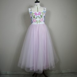 Robe en tulle rose poudré sur mannequin