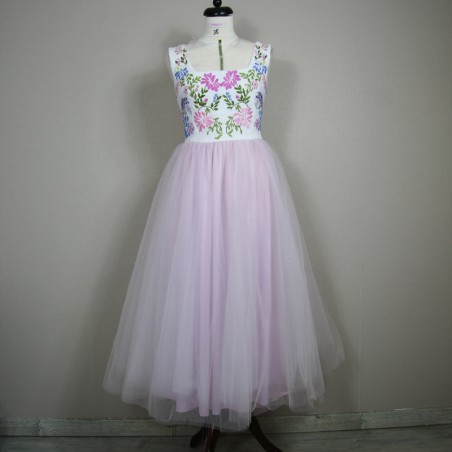 Robe en tulle rose poudré sur mannequin