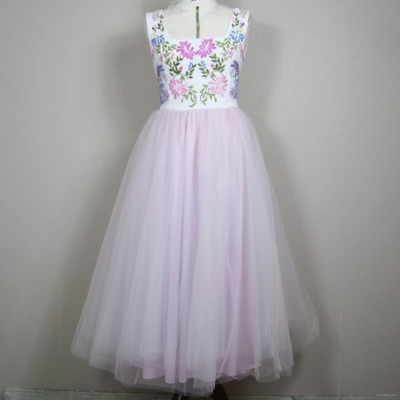 Robe midi artisanale exposée sur mannequin