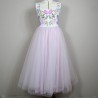 Robe midi artisanale exposée sur mannequin