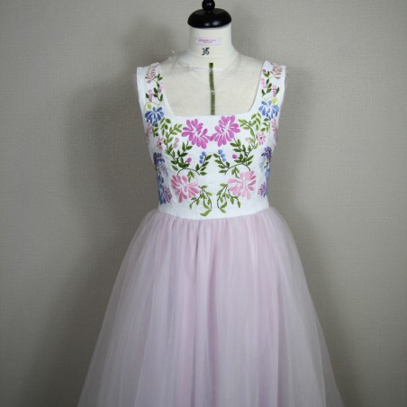 Vue latérale de la robe brodée main sur mannequin