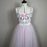 Vue latérale de la robe brodée main sur mannequin