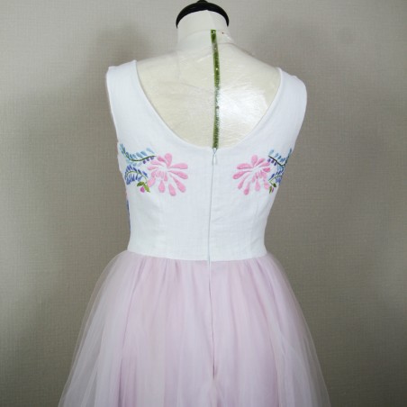 Vue de dos de la robe en tulle et lin sur mannequin