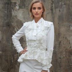 Tailleur de mariée moderne avec broderies florales et teinte ivoire douce, idéal pour un mariage minimaliste.
