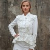 Tailleur de mariée moderne avec broderies florales et teinte ivoire douce, idéal pour un mariage minimaliste.