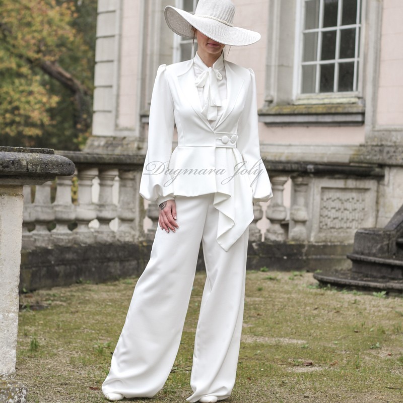 Blazer structuré en crêpe blanc, coupe moderne asymétrique