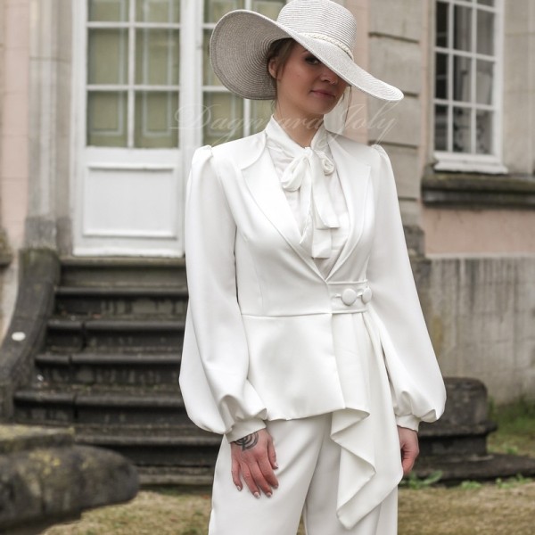 Veste blanche fluide en crêpe avec silhouette asymétrique, manches bouffantes, création sur mesure