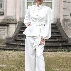 Blazer forme asymétrique, taille évasée et manches aériennes, adapté aux grandes occasions