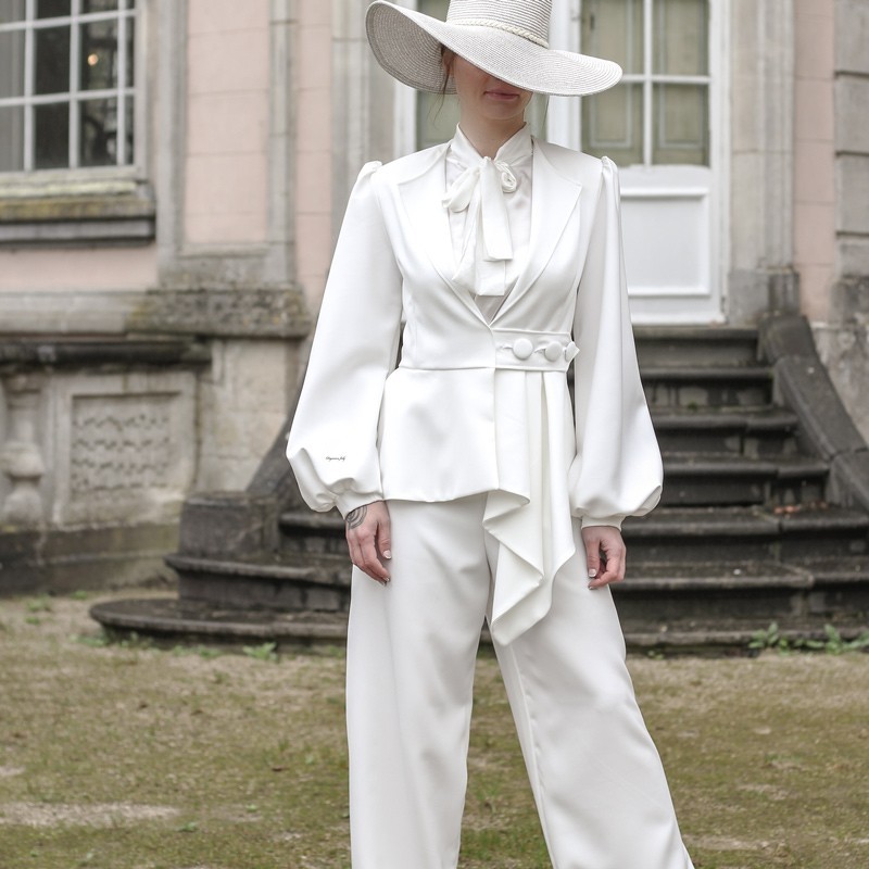 Veste élégante en crêpe blanche à basque asymétrique et longue