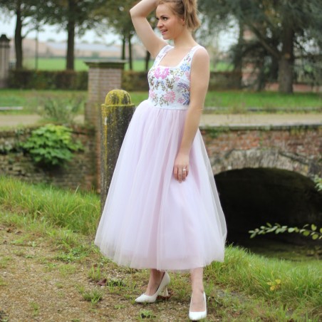 Vue complète de la robe rose poudré sur modèle, en extérieur
