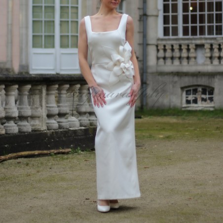 Mariée élégante portant une robe de mariée longue et modeste en extérieur