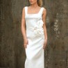 Mannequin posant dans une robe de mariée sans manches fabriquée en France