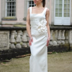 Vue de face de la robe de mariée simple avec détails floraux faits main