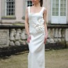 Vue de face de la robe de mariée simple avec détails floraux faits main