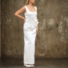Mannequin portant une robe de mariée longue sans manches, vue de côté – design minimaliste et modeste