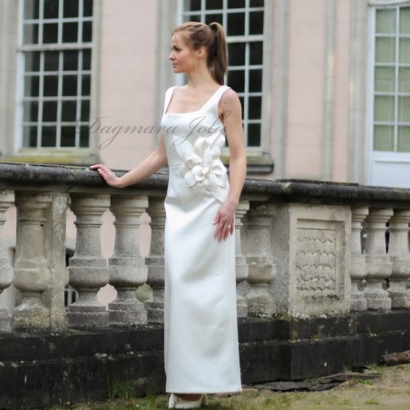 Mannequin portant une robe de mariée longue sans manches, vue de côté – design minimaliste et modeste
