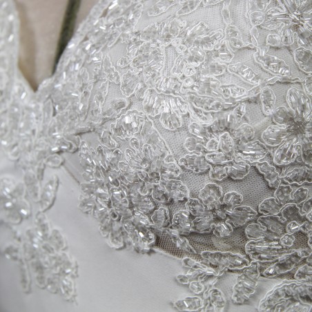 Ornements en dentelle et cristaux sur le devant de la robe de mariée