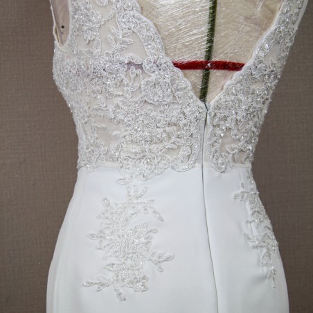 Robe de mariée sur mannequin, dos nu plongeant avec ornements en dentelle
