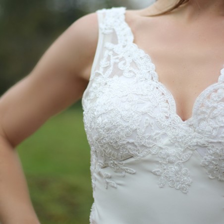 Détail raffiné de la dentelle florale brodée sur le corsage en dentelle