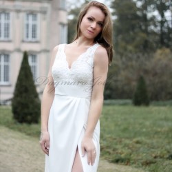 Détail du décolleté en V et des ornements en dentelle sur le buste