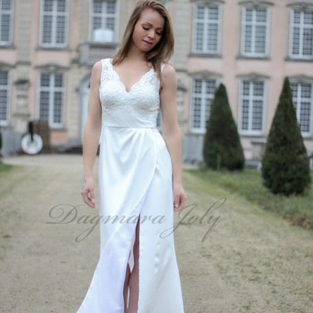 Profil de la robe de mariée avec fente haute et traîne fluide