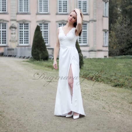 Vue devant en mouvement de la robe de mariée avec traîne et dos nu