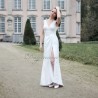 Vue devant en mouvement de la robe de mariée avec traîne et dos nu