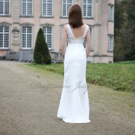 Dos nu plongeant de la robe de mariée sirène portée par modèle