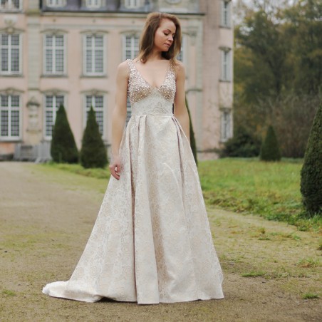 Robe de mariée ornée à la main de cristaux avec dos en U profond