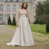 Robe de mariée ornée à la main de cristaux avec dos en U profond