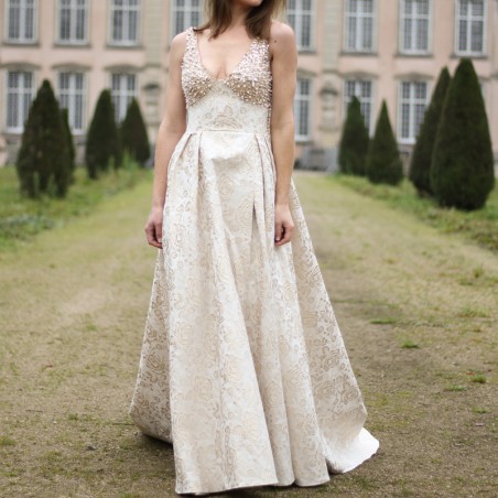 Vue avant de robe de mariée traine avec fente devant , ornée de perles et cristaux