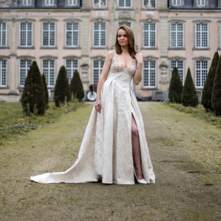 Robe de mariée avec ornements scintillante, traîne fluide, fente devant et col en V