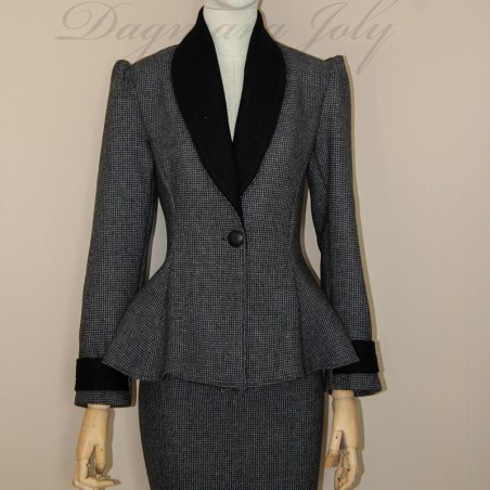 Custom-made blazer with a shawl collar, featuring an elegant and structured silhouette.