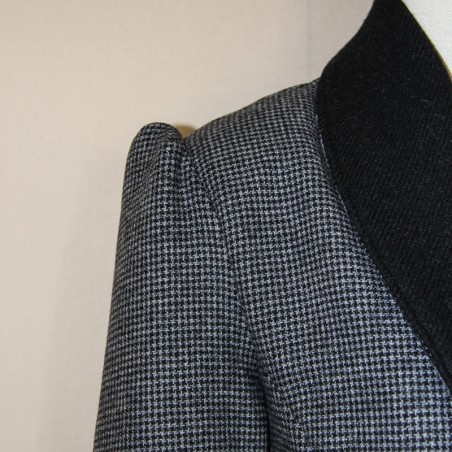 Zoom on puff sleeve of shawl collar fit and flare jacket, made to measure