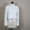 Vue avant de la veste courte en tweed blanc avec dentelle et détails brillants