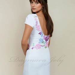 Détail broderie florale faite main sur robe de mariée en crêpe
