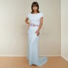 Vue de face de la robe de mariée portée par modèle – coupe fourreau