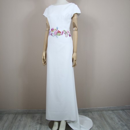 Robe de mariée colorée sur mannequin – vue complète de face