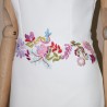 Robe de mariée sur mannequin – coupe fourreau et détails floraux