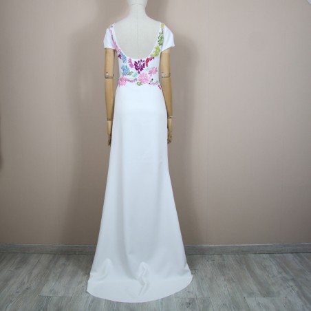 Vue arrière robe de mariée fourreau sur mannequin – traîne légère visible