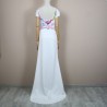 Vue arrière robe de mariée fourreau sur mannequin – traîne légère visible