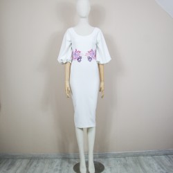 Mannequin portant la robe de mariée Pencil – profil en face