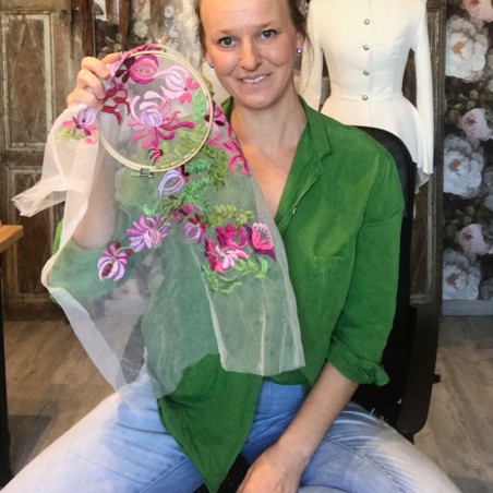 Zoom sur broderies florales faites main – travail artisanal au tambour