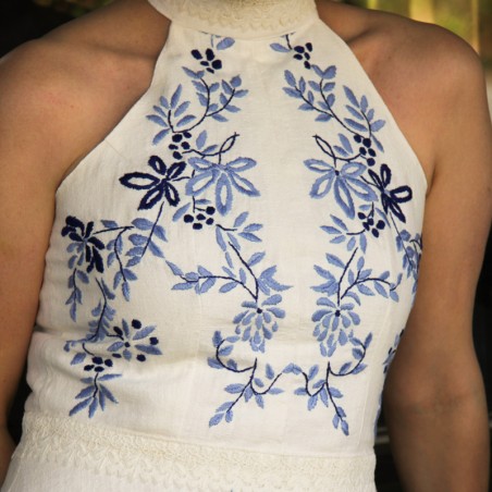 Détail de la broderie florale faite main