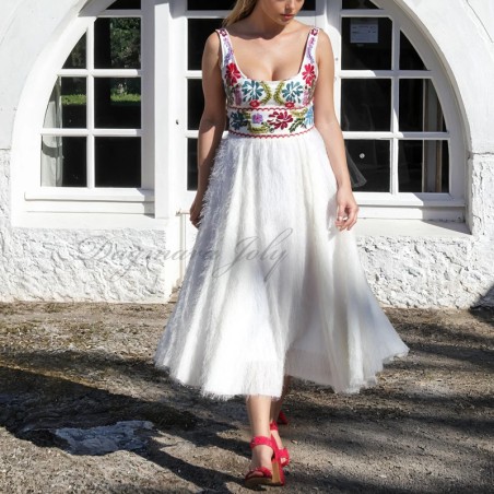 Vue de face de la robe de mariée brodée à la main, portée par un mannequin