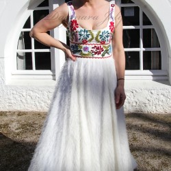 Robe de mariée en mouvement, tissu fluide en lumière naturelle