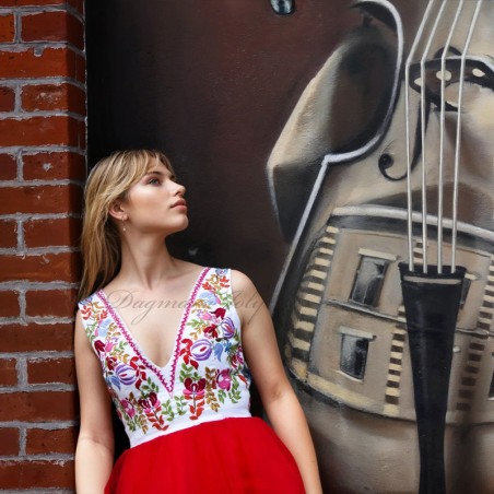 Détail de la broderie sur le bustier porté par le modèle