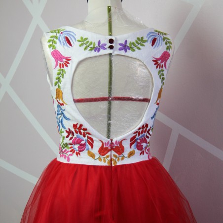 Détail sur dos et de ma broderie sur un mannequin