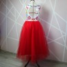 Vue de dos de la robe rouge sans manches avec dos nu et fermeture boutons